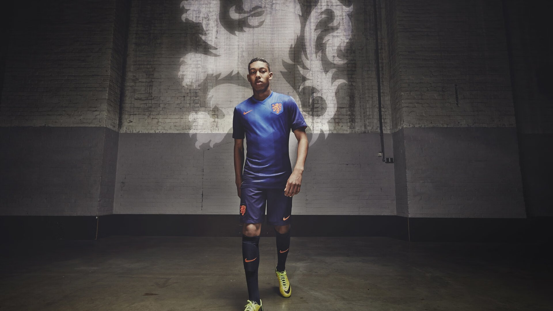 爱游戏体育在线-利物浦在英超中表现稳定，锁定季后赛席位，利物浦英超集锦